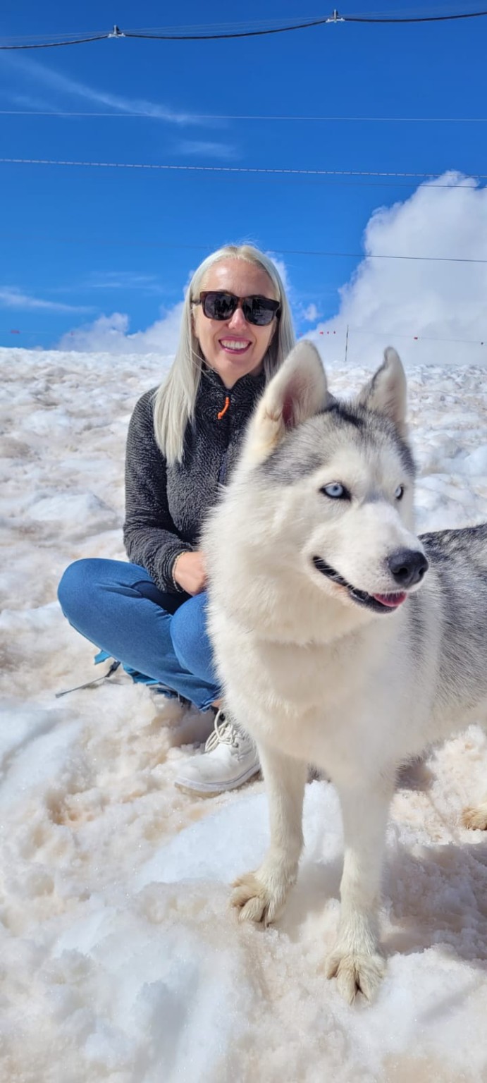 Georgeta con un Siberian Husky sulla neve