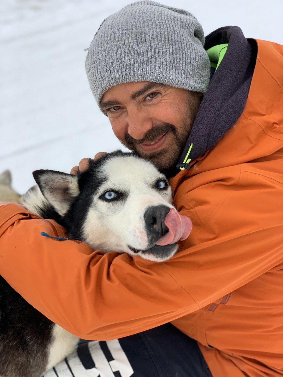 Samy abbraccia un Siberian Husky